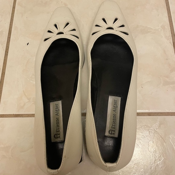 Etienne Aigner White Leather Flats size 8 - Picture 2 of 3